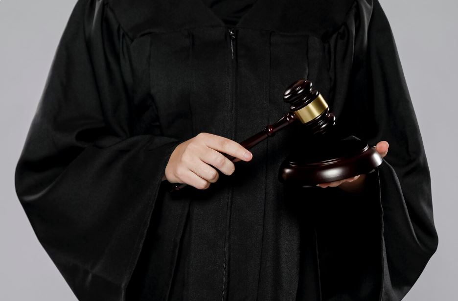 Nuevo reglamento de Amparo Colegial para protecci&oacute;n de Abogados y Procuradores
